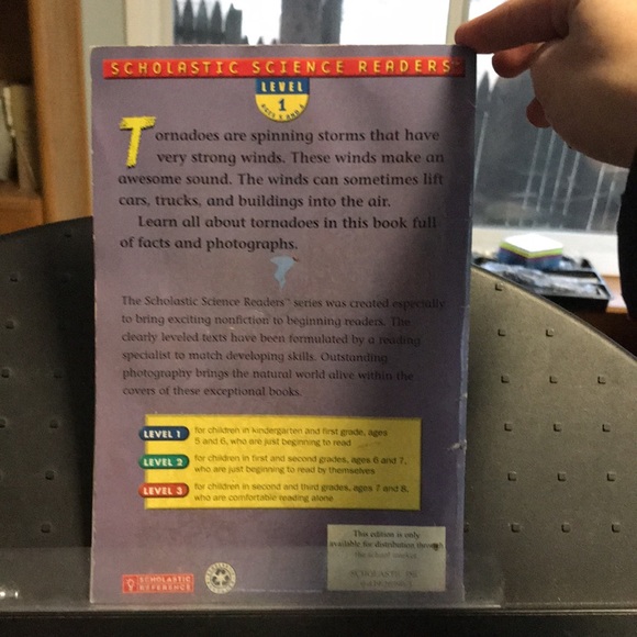 “ tornadoes” Scholastic science readers level 1 - Picture 13 of 14